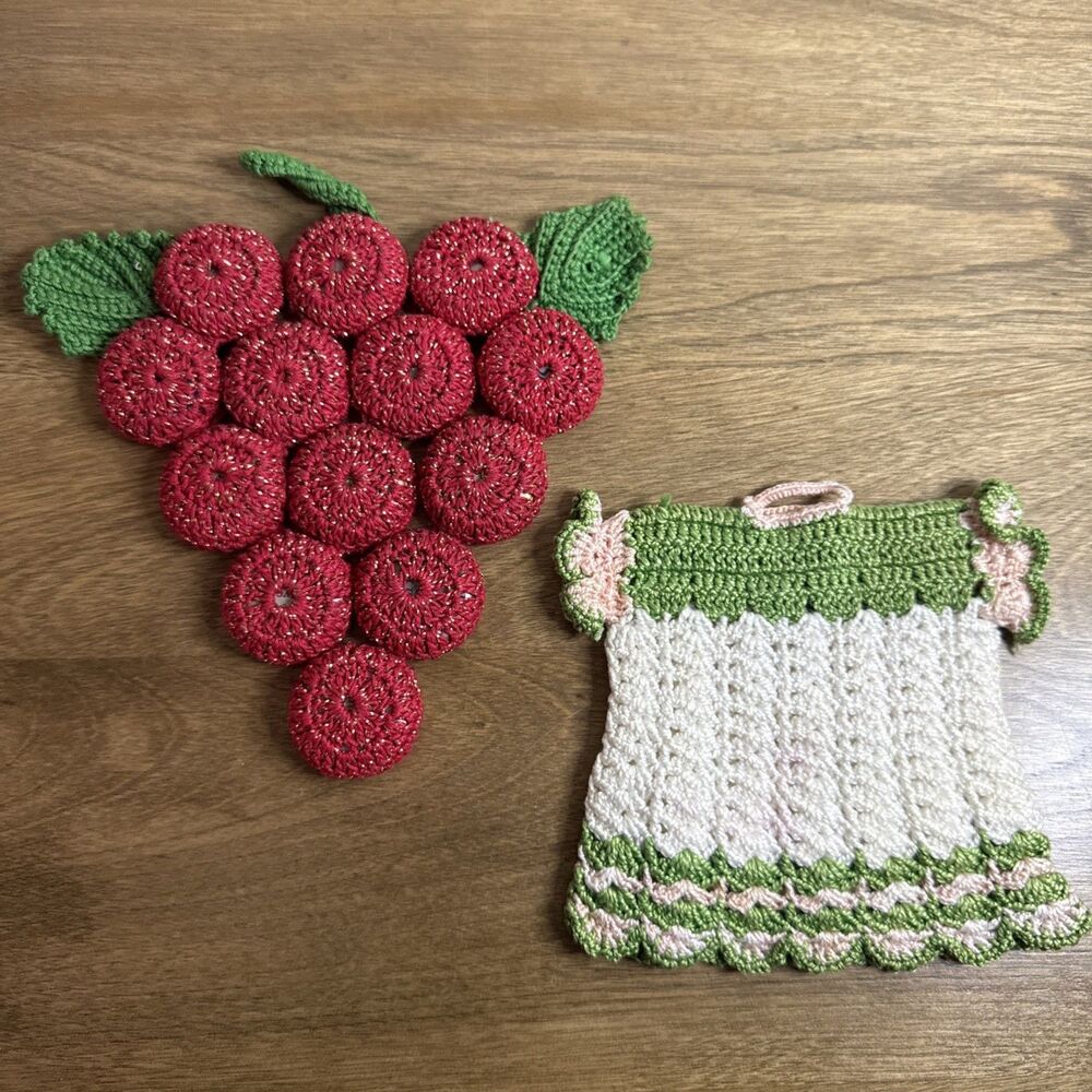 Vtg Handmade Grape Bottle Cap Crochet Trivet Wall Hanger Red Grapes Wine & Dress